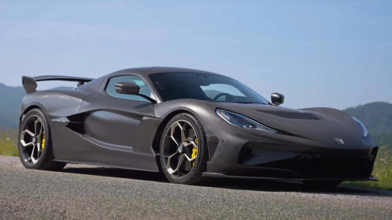 ជាមួយនឹងកម្លាំងជាង 2,000 សេះ Rimac Nevera R បង្កើនល្បឿនដូចអ្វីផ្សេងទៀត