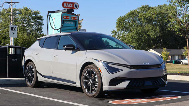 រថយន្ត Kia EV6, EV9 និង Niro EV ទើបតែទទួលបានការបញ្ចុះតម្លៃយ៉ាងច្រើន